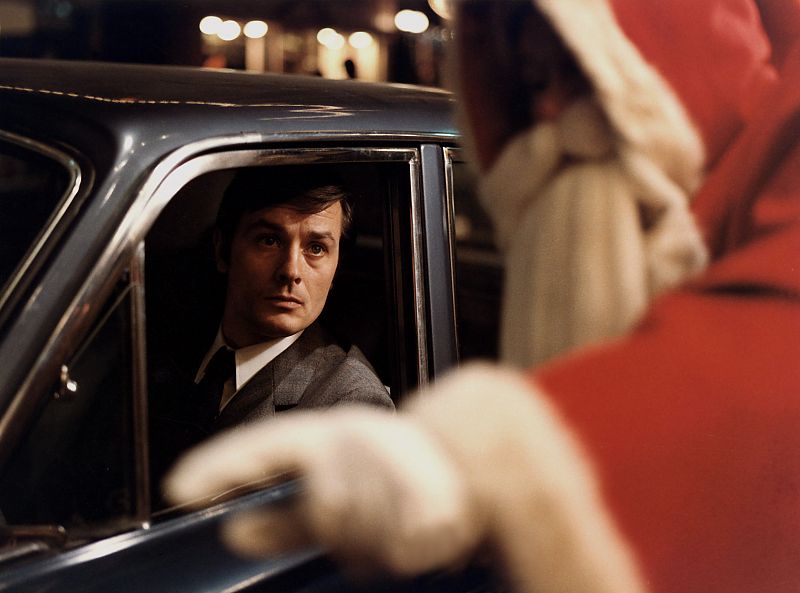 Alain Delon: Die Filme, die ihn gut aussehen lassen - Seine politischen Überzeugungen, das ist ebenfalls bekannt, haben sowohl rechte Züge als auch solche von toxischer Männlichkeit. Im übertragenen Sinne: Delon glaubt bis heute an den Weihnachtsmann, da ist ihm einfach nicht zu helfen…