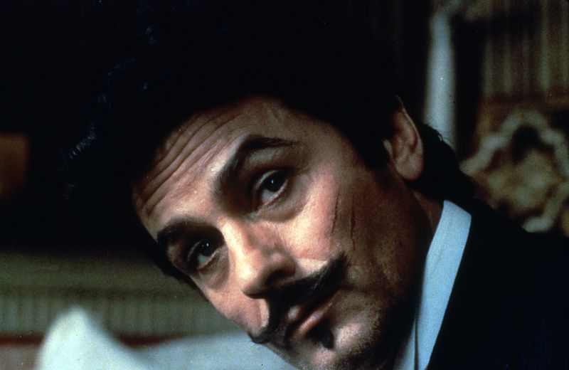 Alain Delon: Die Filme, die ihn gut aussehen lassen - Und dann kriegt er einen immer wieder mit diesem Blick… Delons schauspielerische Karriere ist jedenfalls reich an Höhepunkten und keinem der Regisseure, die ihn ins Bild setzten, ist die Faszination für diese Gesichtszüge abszusprechen…