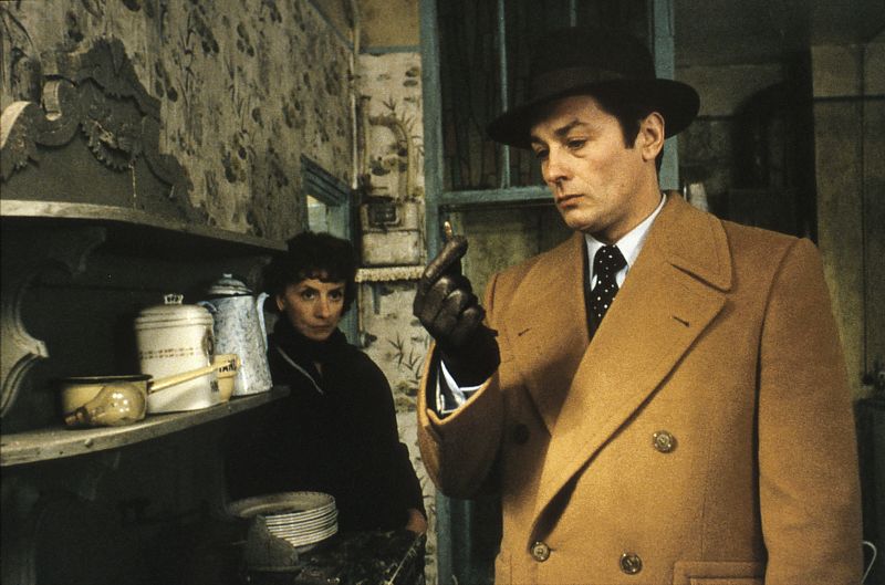 Alain Delon: Die Filme, die ihn gut aussehen lassen - Das turbulente Privatleben, vor allem die Affäre mit Romy Schneider und die Auseinandersetzung mit der Sängerin Nico um die Vaterschaft ihres Sohnes Ari sind Legende. Ebenso wie typische Krimi-Rollen. aber Delon war tatsächlich vielseitig…