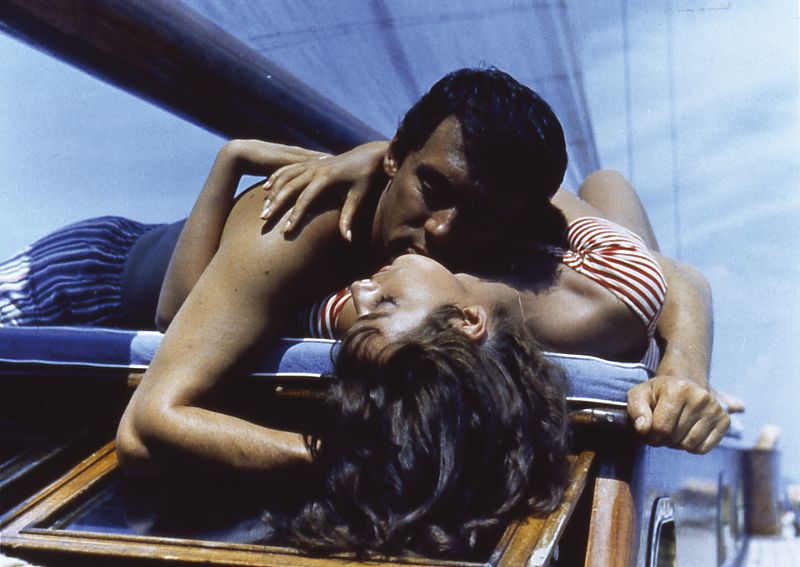 Alain Delon: Die Filme, die ihn gut aussehen lassen - Wobei er natürlich immer wieder in alte Muster zurückfiel. Eine Delon-Filmnacht, bei der alle Anwesenden einen Schnaps trinken, wenn er mal wieder den körperlichen Nahkampf sucht, dürfte eine feucht-fröhliche Angegenheit werden.