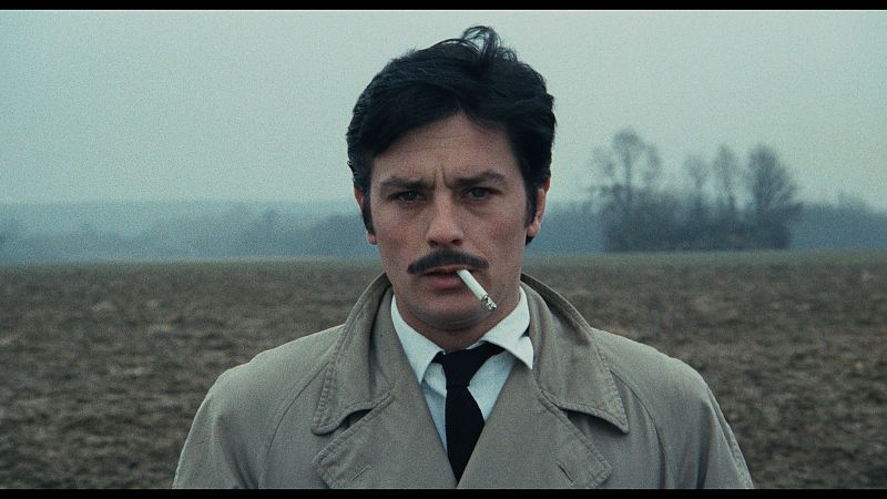 Alain Delon: Die Filme, die ihn gut aussehen lassen - Und so wie Alain Delon bis heute für viele die beste Inkarnation der Patricia Highsmith-Figur Ripley hingelegt hat, ist er für ein großes Publikum eine Ikone des Gangster-Films. Ja, die Schattenseiten des Lebens hat er gut auf die Leinwand gebracht…