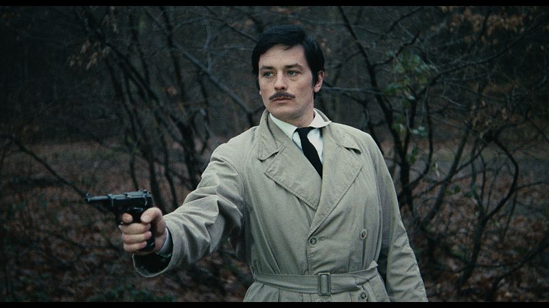 Alain Delon: Die Filme, die ihn gut aussehen lassen - Der Schnörres kann seiner Aura nichts anhaben. Das galt vor fünfzig Jahren, als dieses Bild entstand, und wenn man sich die modischen Gepflogenheiten der Gegenwart betrachtet, gilt dies noch immer. Delon bleibt Delon. Im Guten wie als Böser.