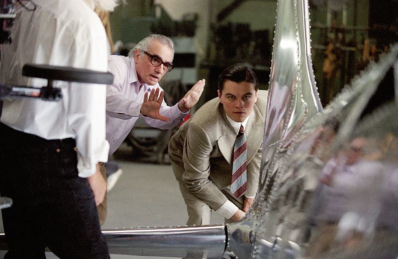 Hinter den Kulissen: Drehmomente - Jungsdinge: Martin Scorsese und Leonardo DiCaprio bestaunen die fliegenden Spielzeuge von Mr. Aviator Howard Hughes.