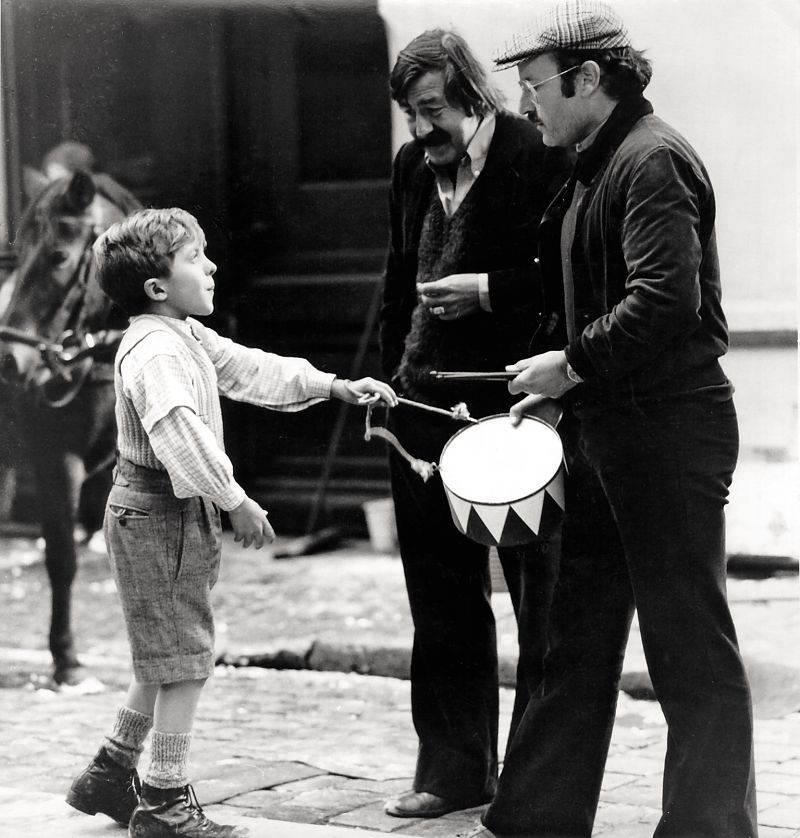 Hinter den Kulissen: Drehmomente - David Bennent, der den Oskar Matzerath spielt, bringt Günter Grass und Volker Schlöndorff das Blechtrommeln bei.