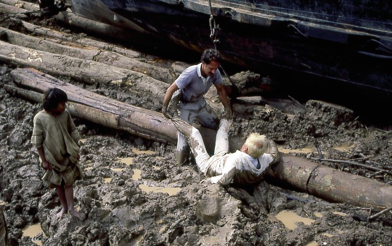Hinter den Kulissen: Drehmomente - Hochkultur-Wrestling im Matsch des peruanischen Dschungels: Werner Herzog hat bei Fitzcarraldo mal kurz Oberwasser im täglichen Duell mit seinem liebsten Fei nd Klaus Kinski.