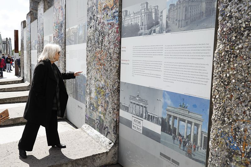 Durch Berlin mit: Margarethe von Trotta - Ein Blick auf Reste der Berliner Mauer. 1994 drehte Margarethe von Trotta "Das Versprechen". Eine Liebesgeschichte in der geteilten Stadt.