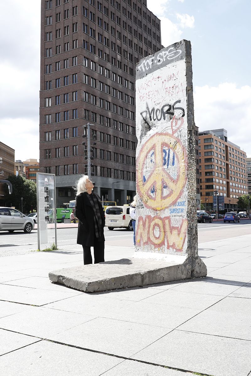Durch Berlin mit: Margarethe von Trotta - Ein Blick auf Reste der Berliner Mauer. 1994 drehte Margarethe von Trotta "Das Versprechen". Eine Liebesgeschichte in der geteilten Stadt.
