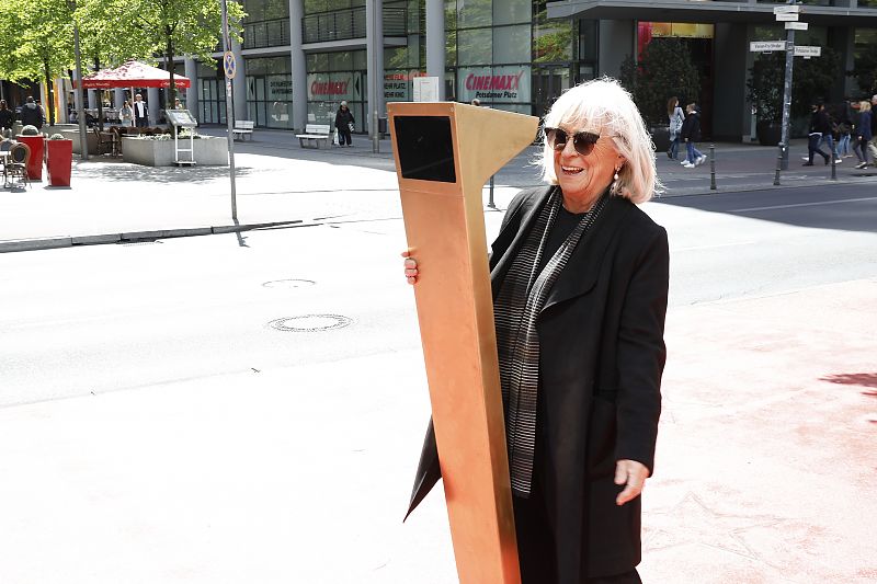 Durch Berlin mit: Margarethe von Trotta - Beim Spaziergang fielen der Regisseurin immer wieder gute Bildmotive ins Auge. Hier kann man ihren Spaß bei der "echten" Arbeit am Set erahnen…