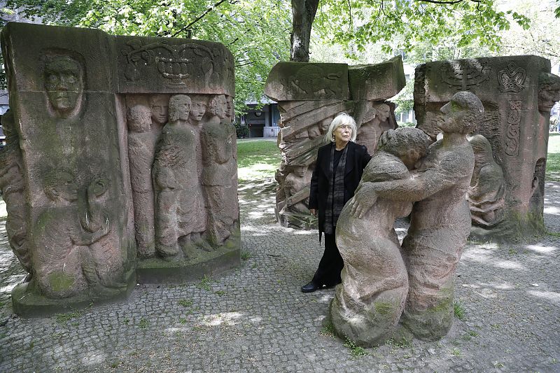 Durch Berlin mit: Margarethe von Trotta - Der "Block der Frauen" ist eine Skulptur von Ingeborg Hunziger, die an die Proteste 1943 gegen die Deportationen noch verbliebener Juden in Konzentrationslager erinnert.