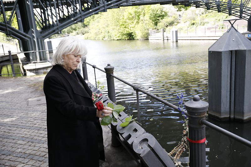 Durch Berlin mit: Margarethe von Trotta - Eine rote Rose für die 1919 ermordete Rosa Luxemburg, deren Leben Margarethe von Trotta mit Barbara Sukova in der Hauptrolle verfilmte