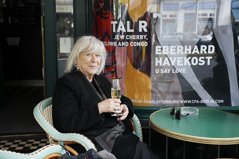 Durch Berlin mit: Margarethe von Trotta - Kleine Stärkung nach dem ausgiebigen Spaziergang und ein Gläschen auf die Verliehung des Deutschen Filmpreises für ihr Lebenswerk ein paar Tage zuvor