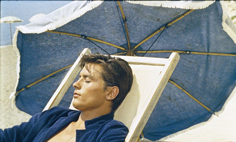 Sonnige Illusionen: Sieben Filme, die den Sommer verlängern - »Nur die Sonne war Zeuge«: Alain Delon als Tom Ripley. Es ist eine dieser Rollen, die den kürzlich verstorbenen Filmstar – und zeitlebens bekennenden Hitzkopf – für so viele Filmfans eigentlich unsterblich machten.