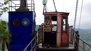 Höhenangst sollte diese Lokomotivführerin nicht haben