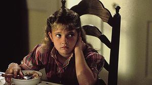 Drew Barrymore hat Angst vor dem Monster in der Wand. © Arthaus / Studiocanal