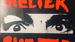 Charles Mansons irrer Blick auf dem Buchcover von Vincent Bugliosis True Crime-Bestseller