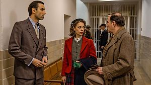 Julika Stiller (Paula Beer) zwischen Staats- und Rechtsanwalt © STUDIOCANAL