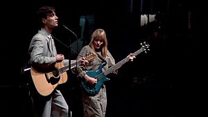 David Byrne und Tina Weymouth spielen "Heaven" in "Stop Making Sense" © Studiocanal