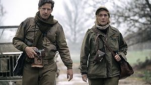 David E. Sherman (Andy Samberg) und Lee Miller (Kate Winslet) nach ihrem Besuch im befreiten Konzentrationslager Dachau. © Sky UK Ltd / Kimberley French