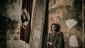 Lee Millers Freundin Nush Éluard (Noémie Merlant) im befreiten Paris. © ©Sky UK Ltd / Kimberley French