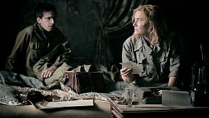 David E. Sherman (Andy Samberg) und Lee Miller (Kate Winslet) an der Fron © Sky UK Ltd / Kimberley French