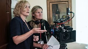 Regisseurin Ellen Kuras bespricht mit Hauptdarstellerin Kate Winslet eine Szene. © Arthaus / Studiocanal