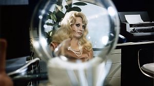 Blick in den Spiegel, Blick in die Glaskugel © Studiocanal