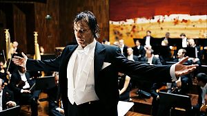 Mikael Nykvist dirigiert als Daniel Daréus sein Ensemble. © 2004 Sonet Films AB.