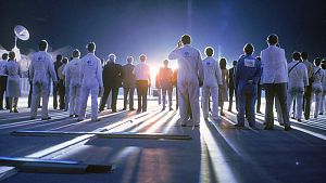 Sind wir vielleicht doch nicht allein? Nach einigen unerklärlichen Ereignissen an verschiedensten Orten auf der Erde scheint der "Devils Tower" in Wyoming zum Schauplatz der wohl bedeutendsten Kontaktaufnahme der Menschheitsgeschichte zu werden. © 1977, renewed 2005, © 1980, 1998 Columbia Pictures Industries, Inc. All Rights Reserved.