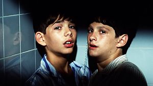 Als ihre Liebe vom zwielichtigen Pastor Manolo bemerkt wird, trennen sich die Wege von Ignacio und Enrique vorerst. © Studiocanal GmbH