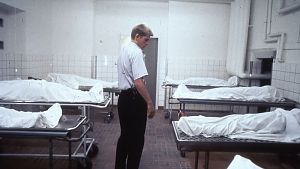 Ist Nachtwächter Martin selbst für viele der von ihm bewachten Leichen verantwortlich oder versucht ihn jemand fälschlicherweise als Mörder darzustellen? © Studiocanal GmbH