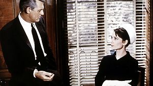 Cary Grant und Audrey Hepburn beäugen sich. © DR/Lobster