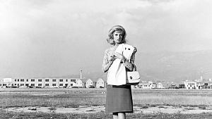 Vittoria (Monica Vitti) inmitten der Leere der bewegten Bilder. © Kinowelt GmbH