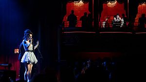 Blake (Jack O’Connell) schaut einem Auftritt von Amy (Marisa Abela) zu © © Ollie Upton © STUDIOCANAL SAS