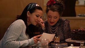 Amy (Marisa Abela) und ihre "Nana" Cynthia (Lesley Manville) © © Dean Rogers © STUDIOCANAL SAS