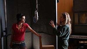 Darstellerin Marisa Abela (Amy Winehouse) und Regisseurin Sam Taylor-Johnson am Set. © © Dean Rogers © STUDIOCANAL SAS