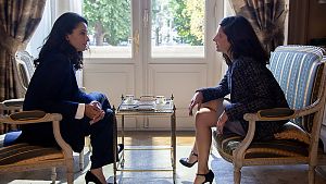 Rachida Brakni (Naïma Meziani) interviewt Anna Mouglalis (Amélie Dorendeu) © Jean-Claude Lother / KWAI / CANAL+