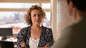 Keine Trennung mehr nach Geschlechtern in dieser Kategorie: Der erste Silberne Bär für die Beste Schauspielerische Leistung in einer Hauptrolle geht an Maren Eggert in "Ich bin dein Mensch (Im Your Man)" von Maria Schrader © Christine Fenzl