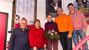 Ursula Liebscher in der Mitte des Generationen übergreifenden Teams © Privat