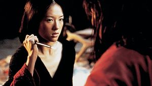 Zhang Ziyi in der Rolle der Yu Jiao Long bzw. Jen, die hier ein doppeltes Spiel spielen muss: Sie ist die Tochter des Governeurs Yu, die bald verheiratet werden soll, und zugleich eine junge, perfekt geschulte, impulsive Kämpferin. &copy; Arthaus / Studiocanal