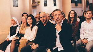 Gad Elmaleh umgibt sich mit Menschen aus allen Religionen. © Arthaus / Studiocanal