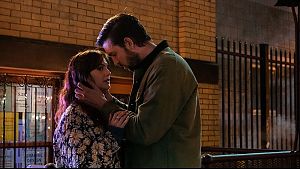 Emilia Jones als Margot und Nicholas Braun als Robert in einer der schmerzhaft anzusehenden Kuss-Szenen in der Verfilmung von "Cat Person". © Studiocanal GmbH