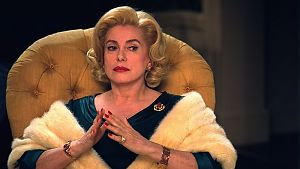 Unter außergewöhnlichen "8 Frauen" die wohl außergewöhnlichste: Catherine Deneuve