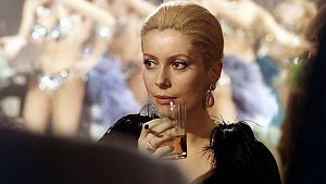 Nicht nur mit Blicken in ein Verbrechen verwickelt: Deneuve als Gangsterbraut