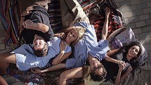 Unbeschwerte Tage beim gemeinsamen Sommerurlaub auf Ischia, bei dem Lila ein Interesse an Nino entwickelt. © Eduardo Castaldo