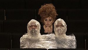 Keine Fetisch-Aufnahme, sondern zwei Schauspieler und eine Regisseurin, die dabei zuschauen, wie ihre Filmpreise zermahlen werden. © STUDIOCANAL GmbH