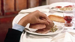 Diskreter Griff zum Teller: Brust oder Keule? © Studiocanal