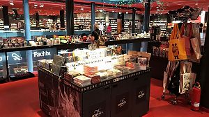 Schöne ARTHAUS-Insel bei Dussmann. Die Maus scheint schon gespannt, welche tollen Filme sie mit nach Hause nehmen darf…