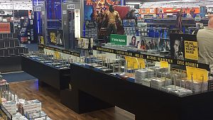 Lauter Filme, die man haben muss in Hamburg. Selbst Aquaman interessiert sich mehr für ARTHAUS als für den Fischmarkt…