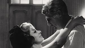 © Achteinhalb (8 1/2) (Huit Et Demi / Otto E Mezzo, IT/FR 1962 , Regie: Federico Fellini) Sandra Milo, Marcello Mastroianni / Frau umarmt Mann, Verführung)