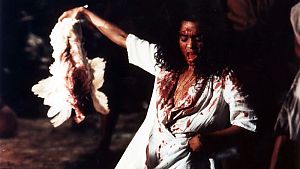 Voodoopriesterin Epiphany Proudfoot (die 19jährige Lisa Bonet) bei der Arbeit